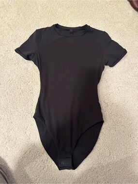 SKIMS black tshirt bodysuit size xs
